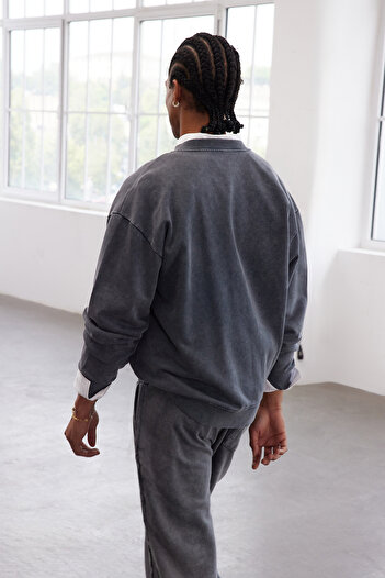 Trendyol Collection Anthracite Limited Edition Oversize/Wide Cut Faded Effect Unshaded Sweatshirt Tmnaw25Sw00133