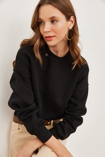 Olalook Black Stitching Detailed Crop Sweatshirt - Swt- 19000661
