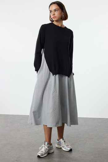 Trendyol Collection Černé pruhované midi šaty s ozdobou z pleteniny - rovný střih Twoaw25el00359