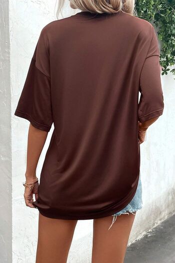 uyguntarz Bedrucktes, marineblaues Oversize-T-Shirt „California Club“ für Unisex – Kragen und Ärmeldetail