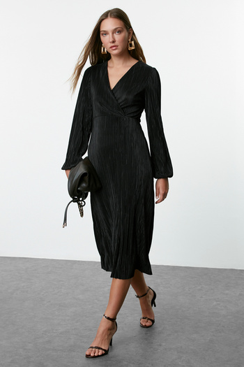 Trendyol Collection Еластична плісирована сукня міді на підкладці чорного кольору з кроєм "конверт" TWOAW25EL00405