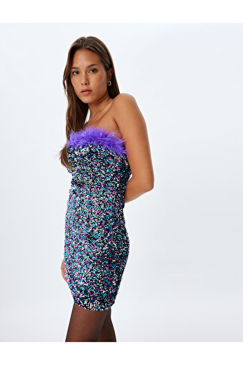 Koton Buntes, trägerloses Mini-Abendkleid mit Pailletten – schmale Passform mit Federdetail