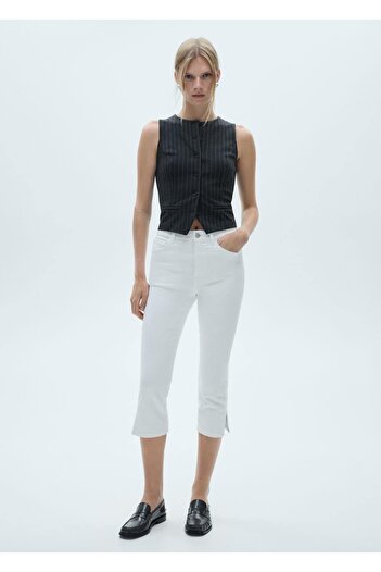 MANGO Woman Τζιν Capri με σκίσιμο στο πλάι
