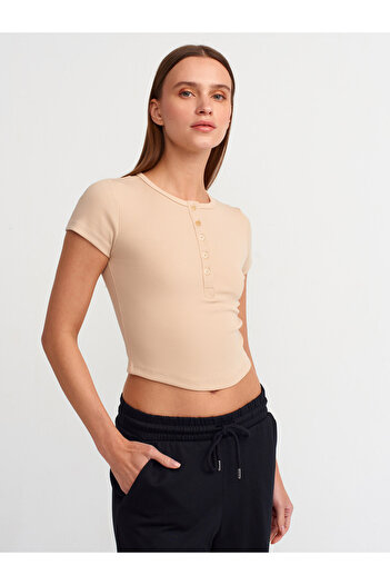 Dilvin 30938 Ανοιχτό μπεζ Crop Top - Κουμπί Λεπτομερές