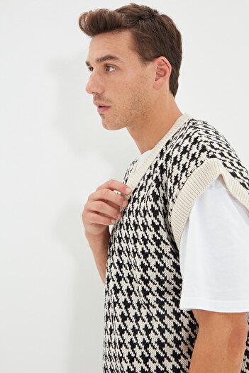 Trendyol Collection V-Neck Beige Knitwear Sweater - Houndstooth Patterned, Regular Fit TMNAW22KZ0135