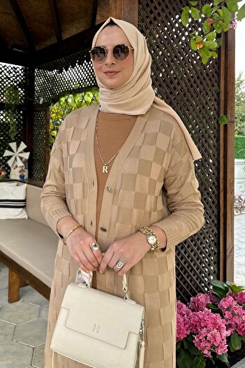 Rabia Şamlı Πλεκτή Ζακέτα σε μπεζ χρώμα με σχέδιο σκακιέρας