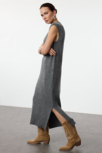 Trendyol Collection Maxi Μήκος Ανθρακί Πλεκτό Gilet Φόρεμα - Μαλακή υφή και λεπτομέρεια σκίσιμο TWOAW25EL00022