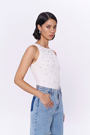 Quzu Taş Aksesuarlı Halter Yaka Bodysuit Ekru