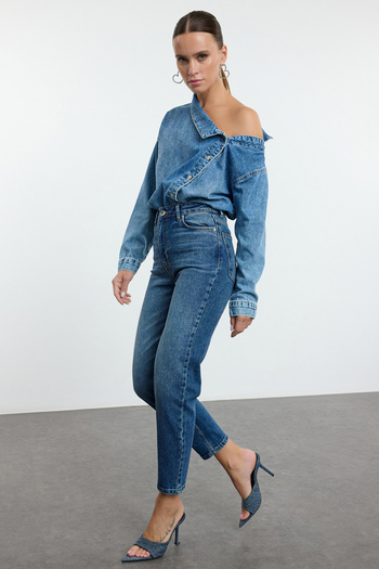 Trendyol Collection Magas derekú Sötétkék Slim Mom Jeans - TWOAW25JE00143