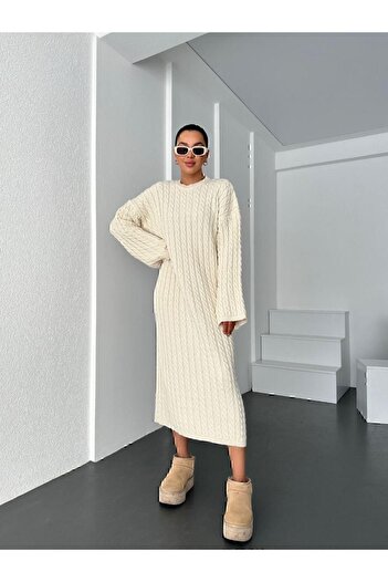 MODA DİNA Krémové dlouhé pletené šaty s výstřihem a výstřihem