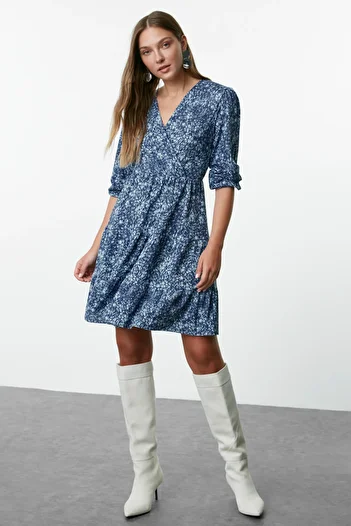 Trendyol Collection Φόρεμα Indigo Printed Midi Skater με ελαστικό ύφασμα - Διπλό γιακά TWOAW22EL0104