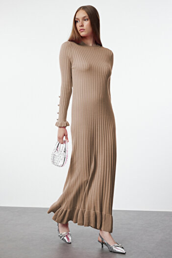 Trendyol Modest Nařasené béžové úpletové šaty – žebrované TCTAW25EB00016