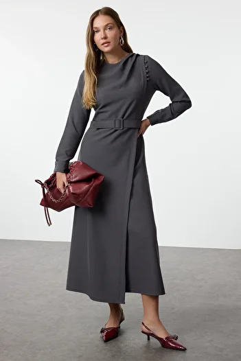 Trendyol Modest Šedé dvouřadé krepové šaty s řasením - Tctaw25Eb00122