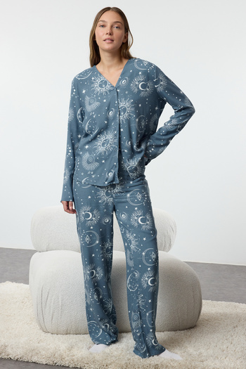 Trendyol Collection Set pijamale de damă din viscoză cu model Blue Galaxy - THMAW25PT00170