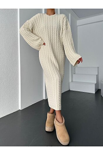 MODA DİNA Krémové dlouhé pletené šaty s výstřihem a výstřihem