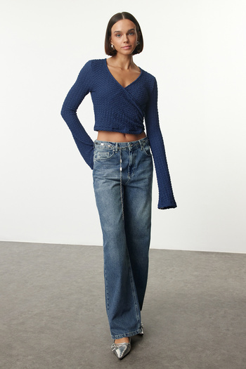 Trendyol Collection Sötét indigó prémium textúrájú szövet - duplasoros gallérral vágott kötött blúz TWOAW24BZ00088