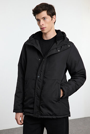 Trendyol Collection Μαύρο χειμωνιάτικο παλτό αντιανεμικό Parka με κανονική εφαρμογή TMNAW25MO00032