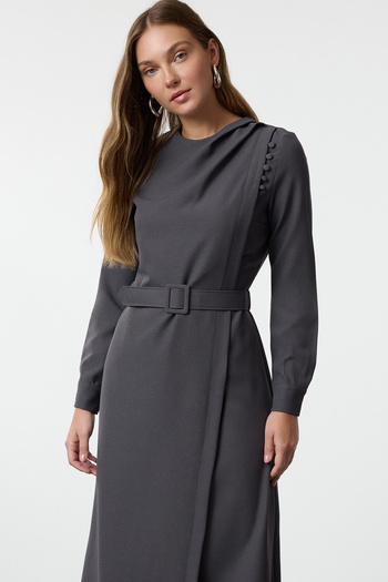 Trendyol Modest Šedé dvouřadé krepové šaty s řasením - Tctaw25Eb00122