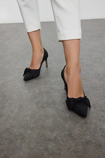 TRENDYOL SHOES Black Bow Dámské klasické boty na jehlovém tenkém podpatku Takaw25To00028