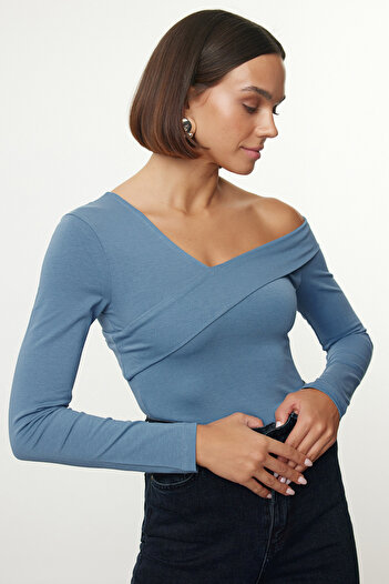 Trendyol Collection Bluză crop tricotată cu voluri din bumbac indigo - Se potrivește pe corp, TWOAW24BZ00161