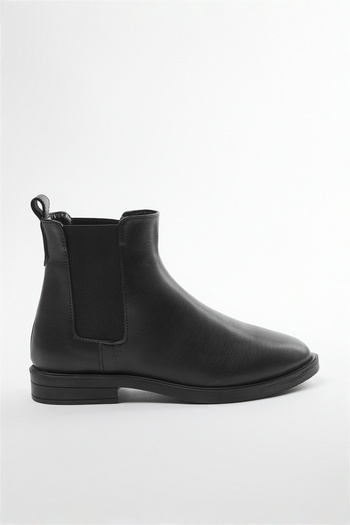 TRENDYOL SHOES Černé elastické krátké dámské boty Chealsea na plochém podpatku 
 Takaw25Bo00019