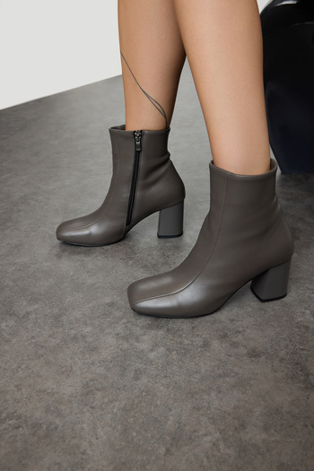 TRENDYOL SHOES Γκρι μπλοκ γυναικεία μποτάκια με τετράγωνο τακούνι - TAKAW25BO00003