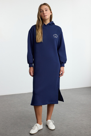 Trendyol Collection Hanorac tricotat cu glugă din fleece albastru bleumarin - slogan brodat TWOAW25EL00314