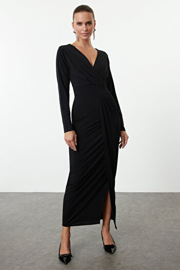 Trendyol Collection Schwarzes, gestricktes, langes, elegantes Abendkleid mit V-Ausschnitt und Abschlussballkleid TPRAW25EL00113