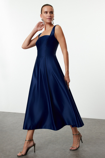 Trendyol Collection Námořnická modř A-Line Saténové tkané elegantní večerní šaty Noční šaty pro návrat domů TPRAW25EL00040