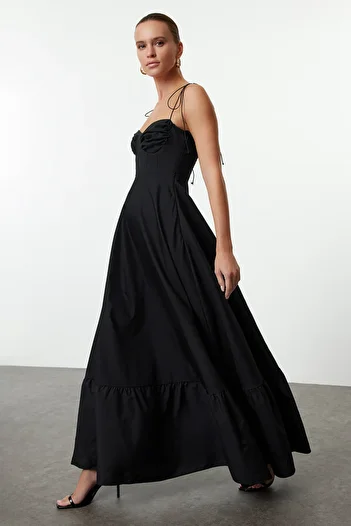 Trendyol Collection Schwarzes, aus der Taille ausgestelltes, gewebtes Maxikleid mit drapierten Details und Trägern TWOSS24EL01128