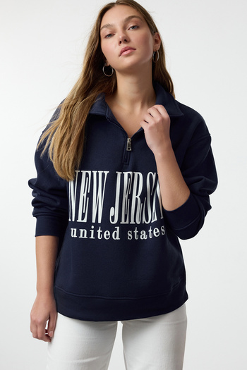 Trendyol Collection Oversize fleecová námořnická modrá pletená mikina - Slogan Printed, zip Twoaw25Sw00134