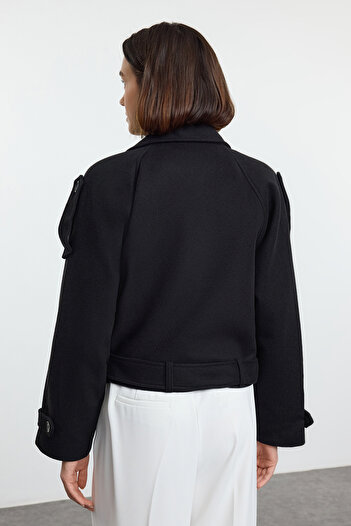 Trendyol Collection Černý měkký sezónní krátký oversize kabátek