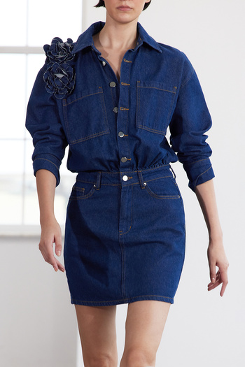 Trendyol Collection Mini rochie din denim cu detaliu trandafir albastru ediție limitată TWOAW25EL00396