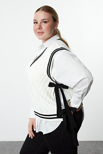 Trendyol Curve Hair Braided Ecru Knitwear Sweater - Side Tied Tbbaw25dn00002
