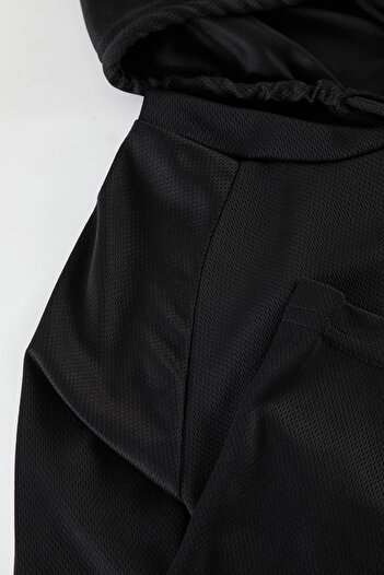 Trendyol Collection Спортен суитшърт с качулка от черен технически плат - стандартна кройка Tmnaw25Sw00185