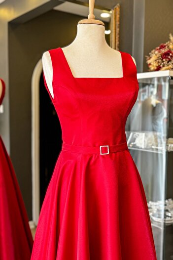 Lenta Moda Kırmızı Kare Yaka Işık Saten Maxi Boy Saten Abiye Ve Gece Elbisesi