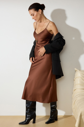 Trendyol Collection Hnědé rovné saténové šaty s ramínky tkané TWOSS24EL00163