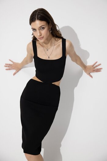 SHERIN Black Low-cut Midi Knitwear Dress