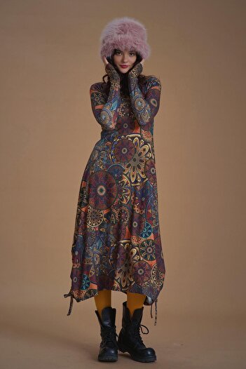 Los banditos Boat Neck Finger Snap Winter Brown Patterned Dress
