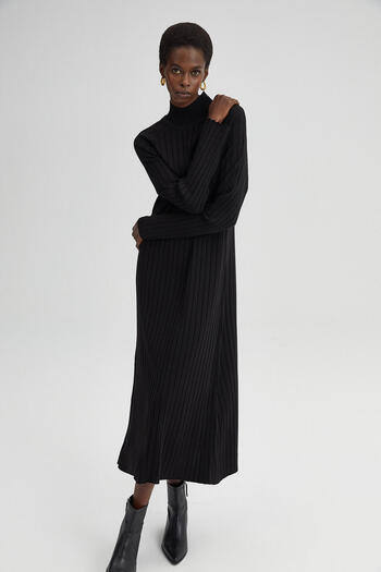 Touché Privé KNITTED STRAIGHT NECKLACE DRESS