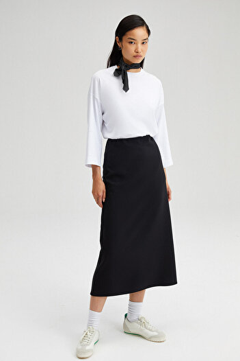 Touché Privé A CUT CREPE SKIRT