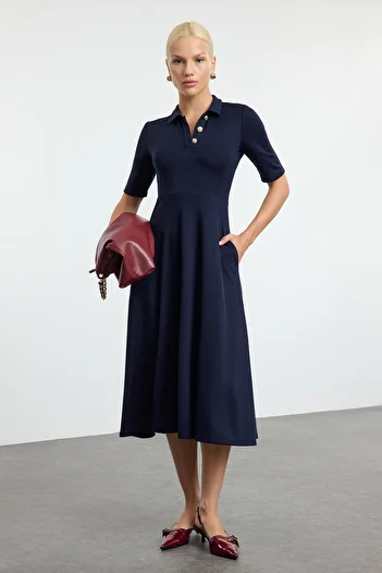 Trendyol Collection Sötétkék Midi kötött ruha - háromnegyedes ujjú, gombos gallér, gördeszka stílusú, deréktől nyitható TWOAW25EL00518