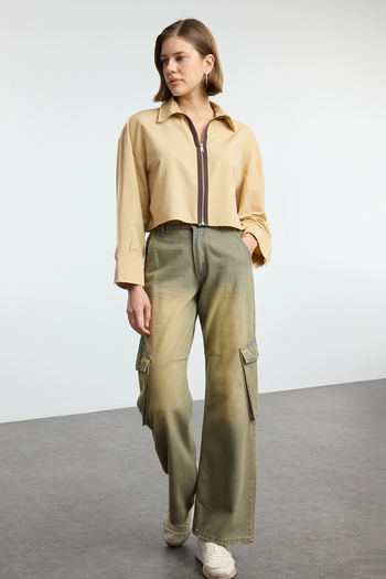 Trendyol Collection Detail velbloudího předního zipu Regular Regular Fit Woven Shirt TWOAW25GO00042