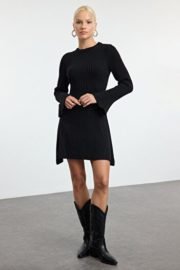 Trendyol Collection Černé mini úpletové šaty A-Line TWOAW25EL00030