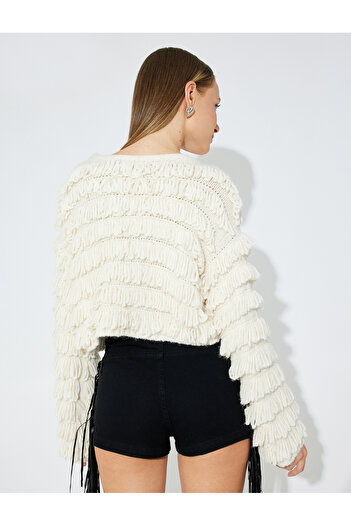 Koton X Zeynep Bastık - Püsküllü Peluş Kazak Oversize Crop Uzun Kollu Yuvarlak Yaka
