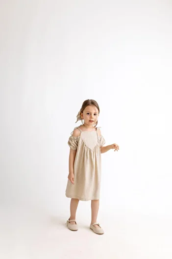Oliven The Kid Μπεζ λινό φόρεμα για κορίτσια - με λεπτομέρεια καρδιάς και ανοιχτό τους ώμους