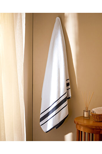 Madame Coco Hector Bath Towel - White/navy blue - 80x160 Cm