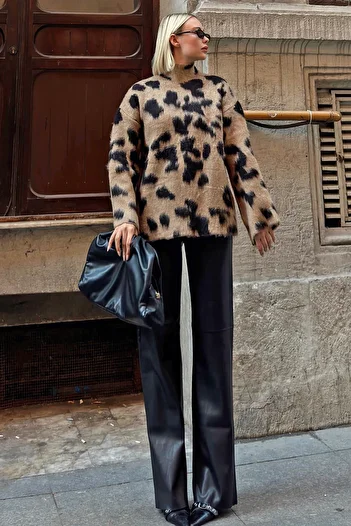 Swist Dámský úpletový svetr s vousatým límcem s leopardím vzorem norka