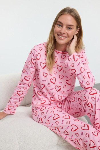 Trendyol Collection Rosafarbenes, mehrfarbiges, gestricktes Pyjama-Set aus 100 % Baumwolle mit Herzmuster und Paspelierung THMAW25PT00191