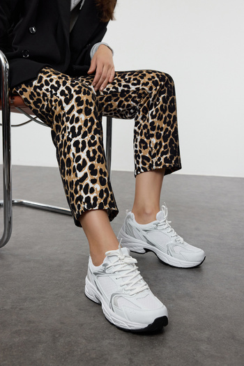 TRENDYOL SHOES Síťované dámské tenisky - bílé šněrovací Takaw25Sn00062